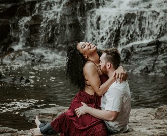 Top 15 Engagement Poses for Couples!